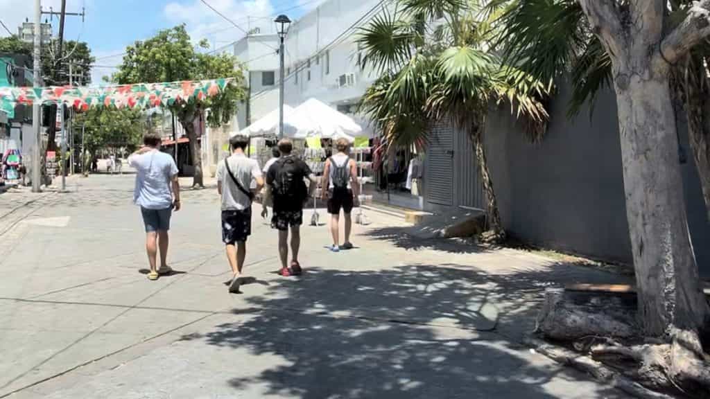 Turistas colman calles del Centro de Cancún