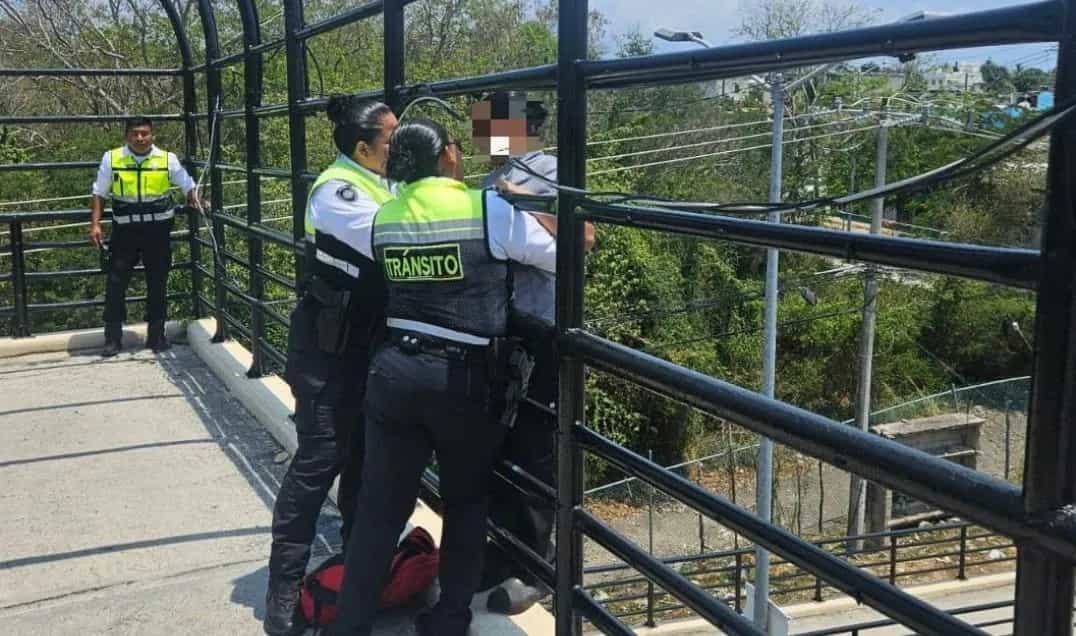 Salvan a joven que quería arrojarse de puente en Playa del Carmen