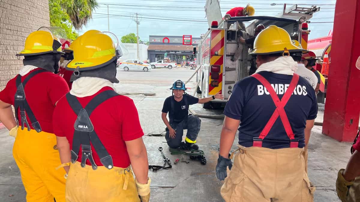 Bomberos playenses capacitan a corporaciones de cuatro municipios