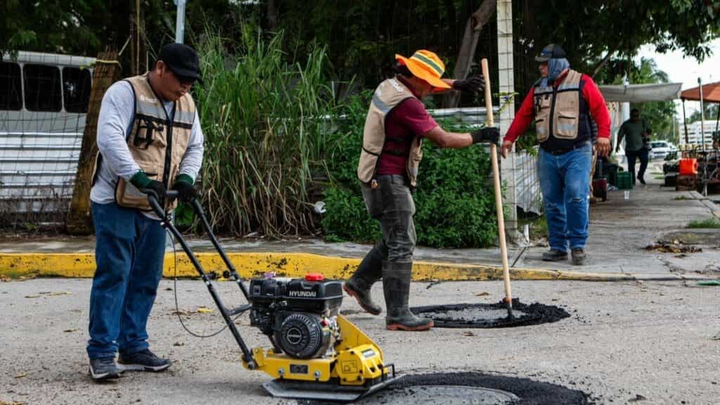 Con intensas jornadas avanzan los trabajos de bacheo en las principales calles y avenidas de Playa del Carmen