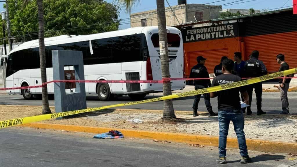 Chofer de un autobús arrolla a un peatón y lo mata en la colonia Colosio de Playa del Carmen