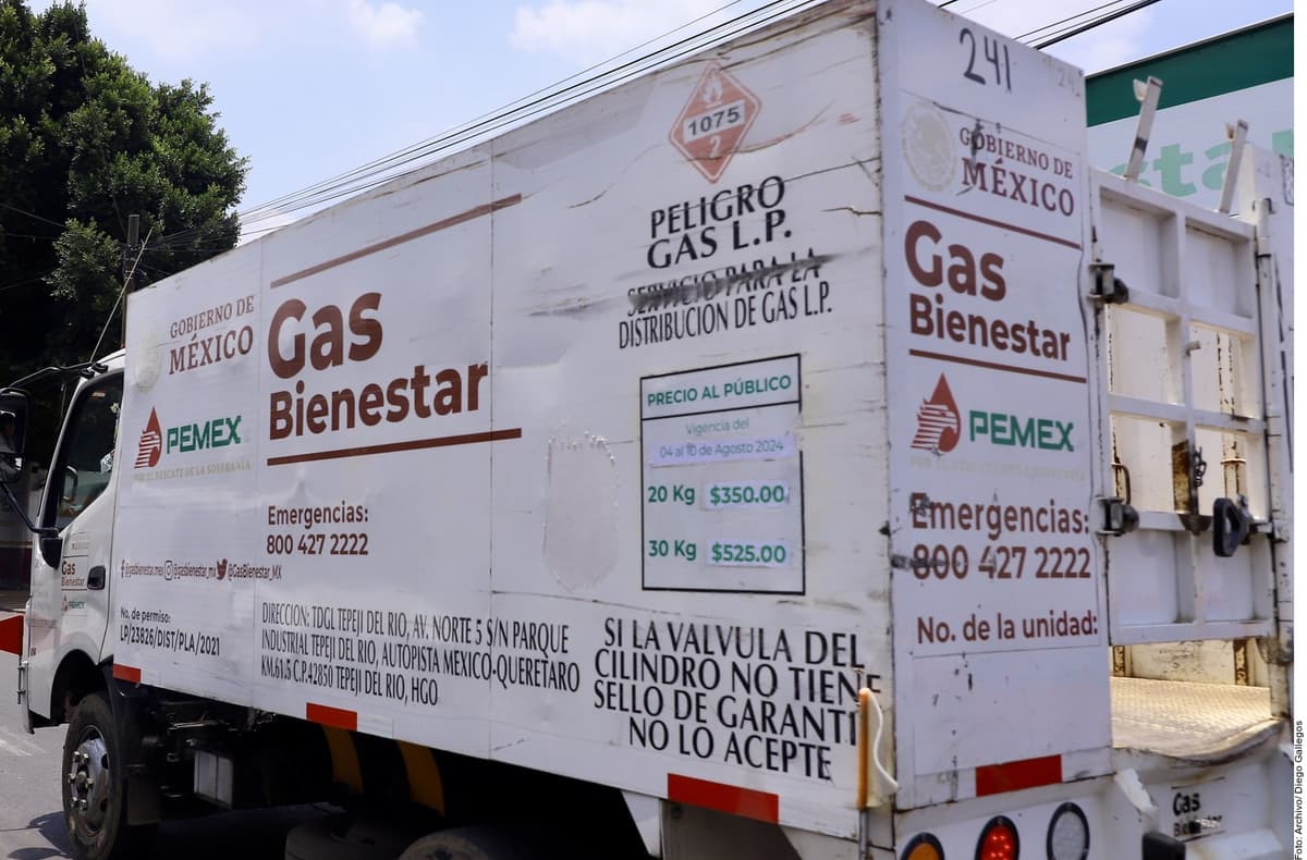 Unidad de reparto de Gas Bienestar del Gobierno de México con precios fijados y número de emergencias visible en sus laterales.