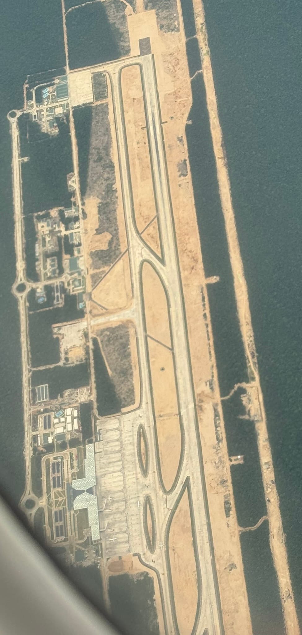 Vista aérea del aeropuerto de Tulum con pistas de aterrizaje y terminales.