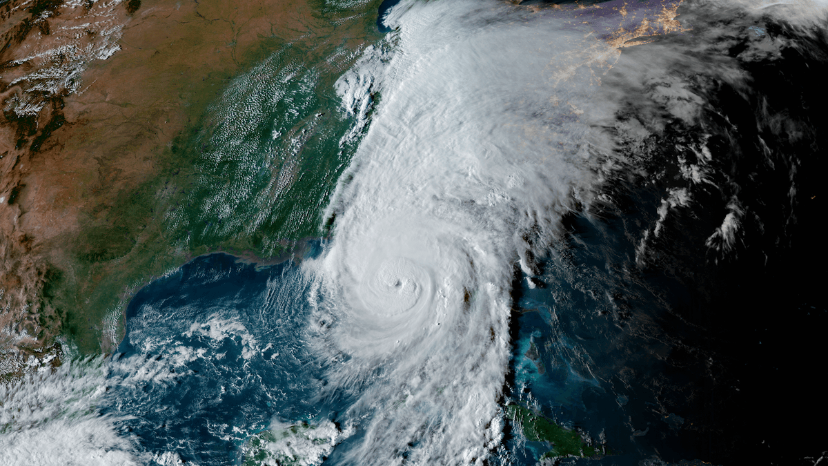 Imagen satelital que muestra un sistema ciclónico bien definido sobre el océano con estructura de huracán visible.