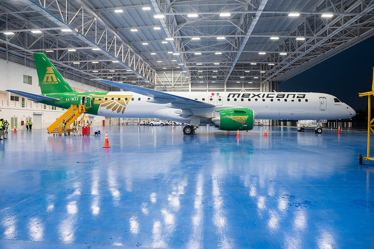 Avión de Mexicana de Aviación con matrícula XA-MXA estacionado en hangar de mantenimiento.