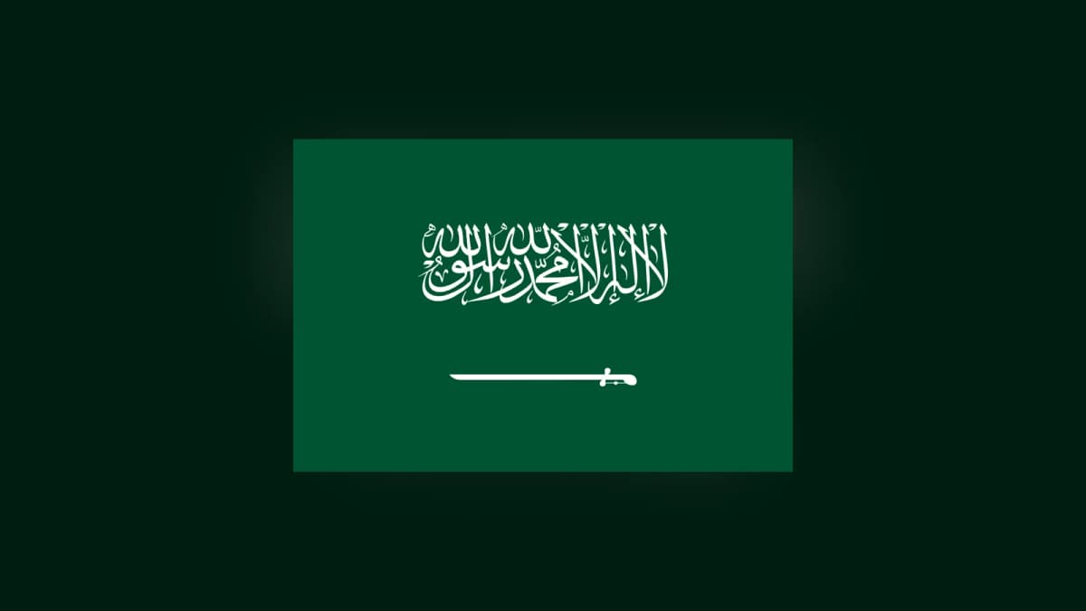 Bandera de Arabia Saudita con fondo verde, la shahada en caligrafía blanca y una espada blanca debajo.