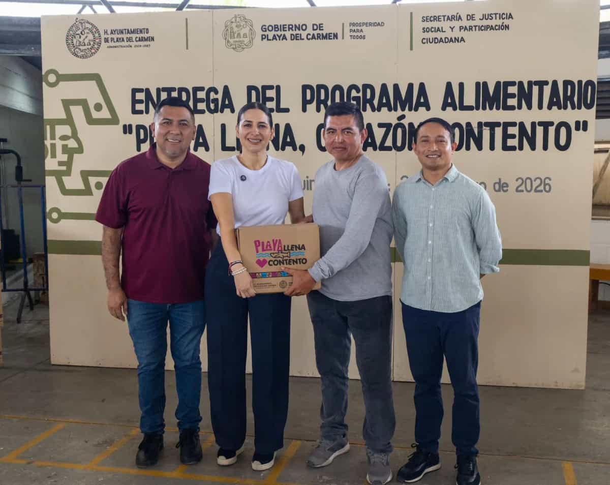 Estefanía Mercado entrega apoyo del programa “Playa Llena, Corazón Contento”