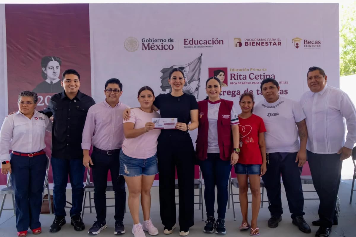 Alcaldesa entrega 620 becas a estudiantes de primaria en Playa del Carmen
