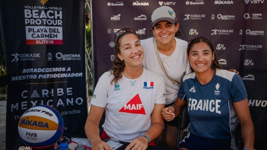 Atletas del Tour Mundial de Voleibol de Playa Elite 16 conviven con la afición de Playa del Carmen