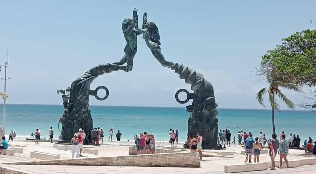 Autoridades de Playa del Carmen realizan perifoneo en inglés y español para informar a turistas sobre “Beryl”