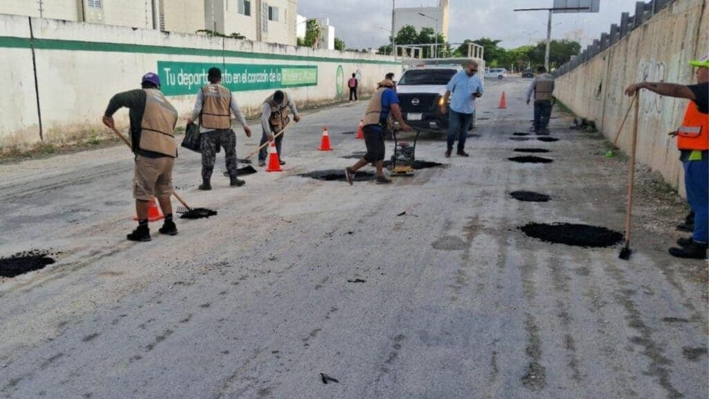 Intensas jornadas de bacheo llegan a la alcaldía de Puerto Aventuras