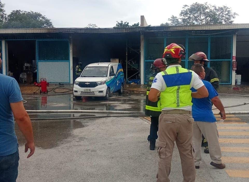 Bomberos de Playa del Carmen sofocan incendio en bodega de refrigeración