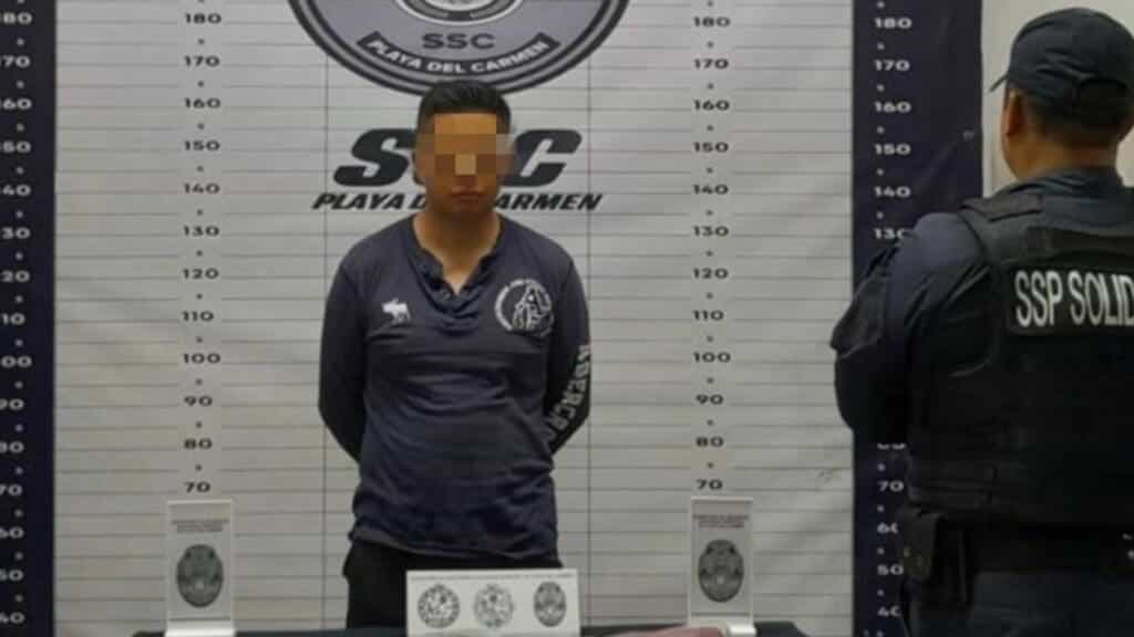 Detienen a hombre con envoltorios de posible narcótico en fraccionamiento Porto Alto en Playa del Carmen