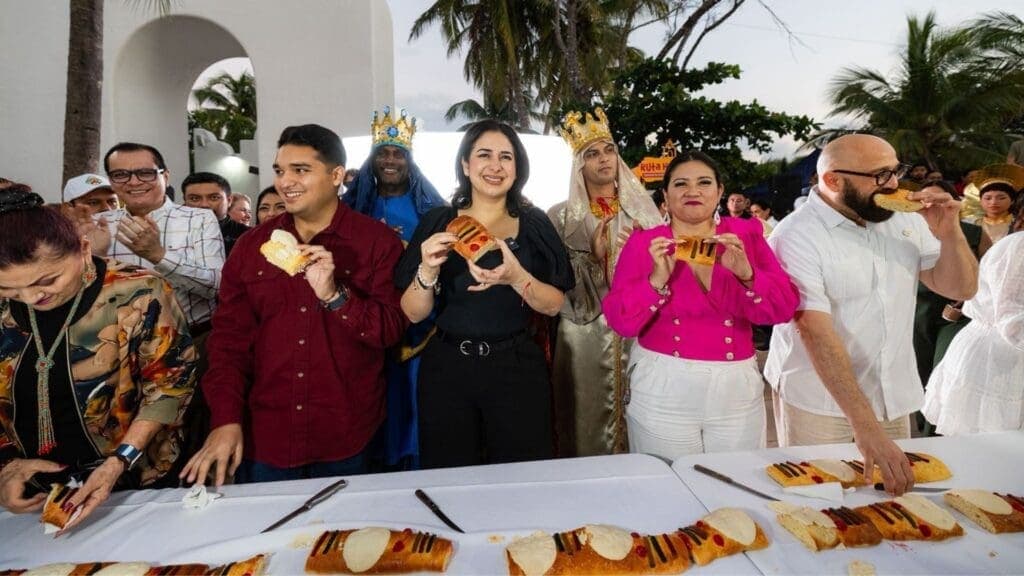Estefanía Mercado encabeza corte de monumental Rosca de Reyes de 2.5 kilómetros en Playa del Carmen
