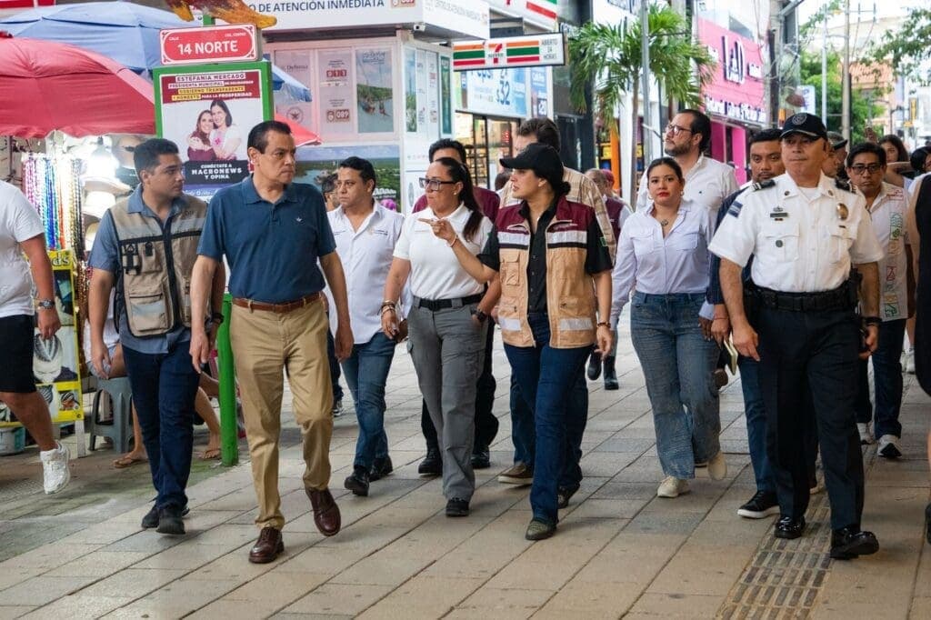Estefanía Mercado encabeza recorrido en la Quinta Avenida para poner orden y atender problemáticas de este emblemático lugar de Playa del Carmen