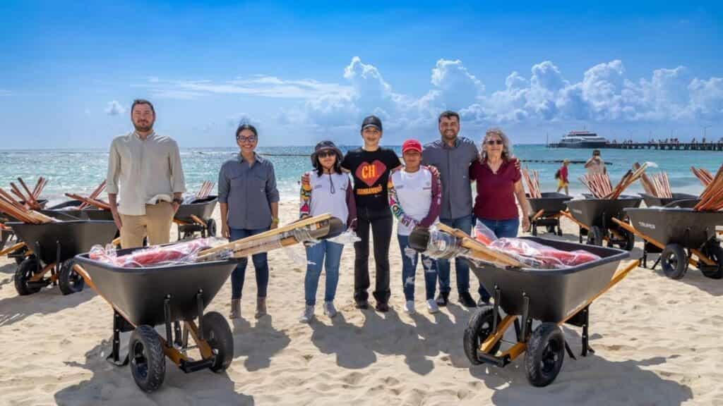 Estefanía Mercado entrega herramientas y uniformes a ZOFEMAT para reforzar atención al sargazo en Playa del Carmen