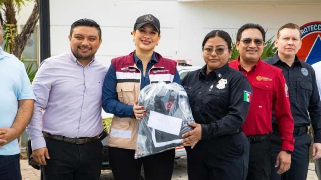 Estefanía Mercado entrega uniformes a Protección Civil y anuncia incremento salarial histórico para Bomberos