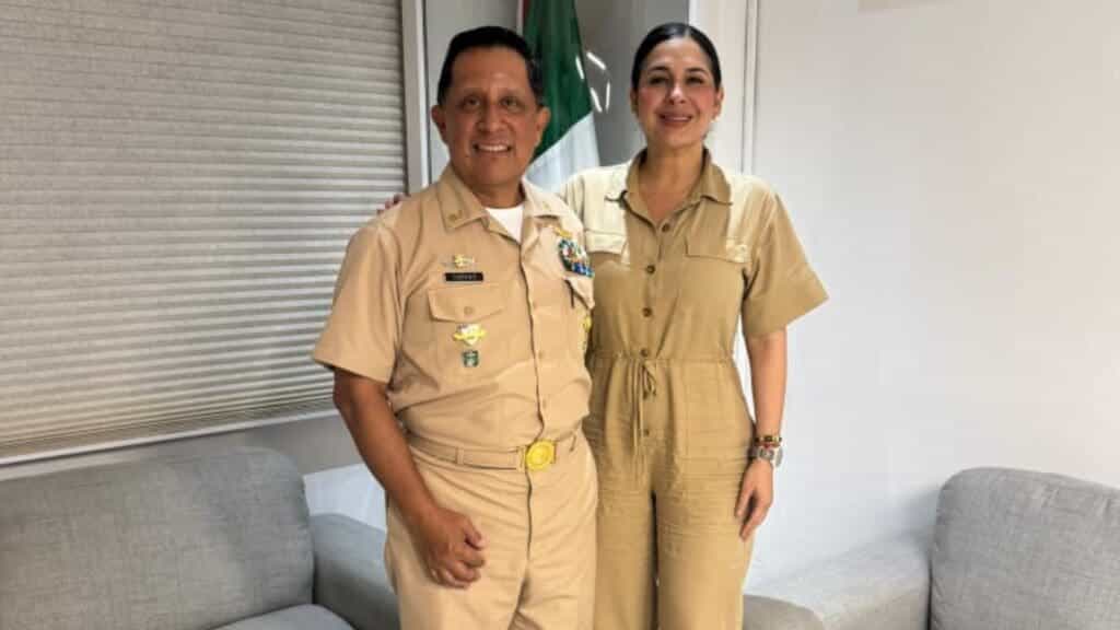 Estefanía Mercado fortalece coordinación con la Marina para garantizar la seguridad y reforzar la limpieza del sargazo en Playa del Carmen