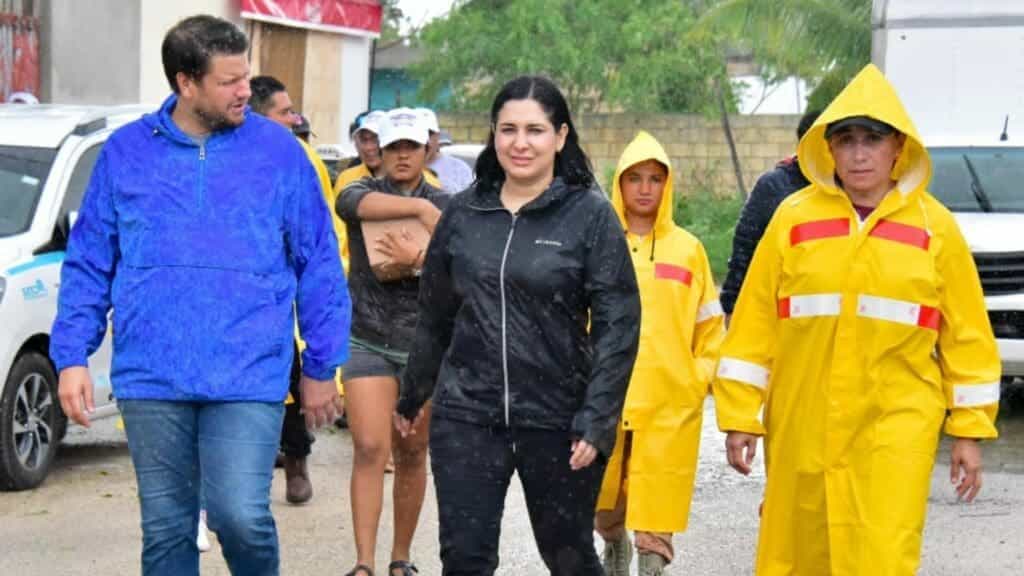 Estefanía Mercado recorre In House y atiende a las familias vulnerables tras el paso de Beryl