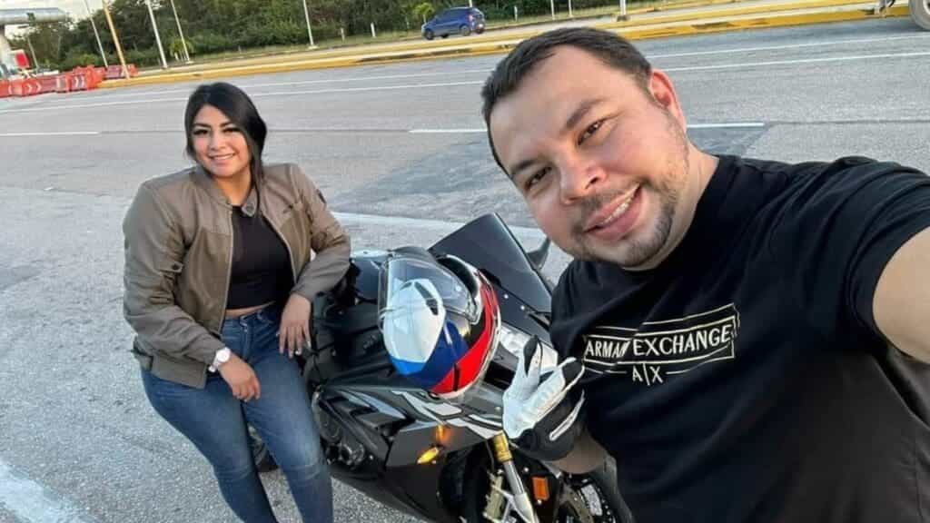 Identifican a motociclistas fallecidos tras choque con autobús de Del Valle a la entrada de Playa del Carmen