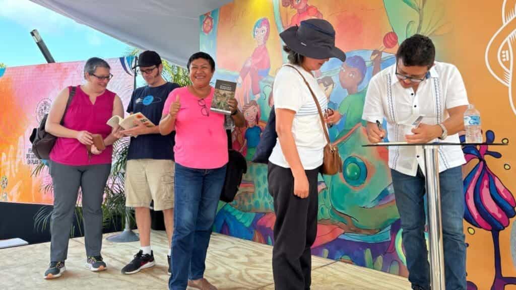 La FILyC de Playa del Carmen conquista a locales y turistas en la Plaza 28 de Julio