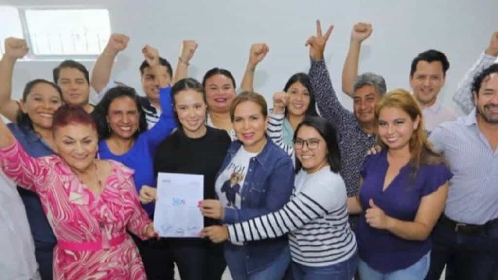 Lili Campos recibe constancia como candidata
