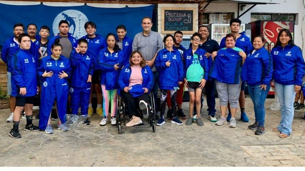 Para-atletas reciben uniformes para la etapa Estatal de los Paranacionales CONADE 2024