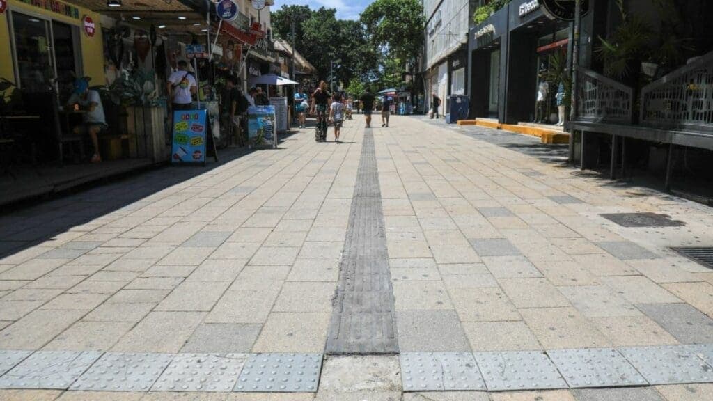Gobierno de Solidaridad adapta piso de la 5ta Avenida para personas con discapacidad visual
