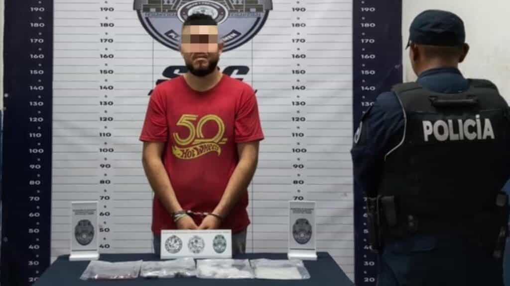 Policía de Playa del Carmen detiene a un hombre con diversas bolsitas de droga en In House
