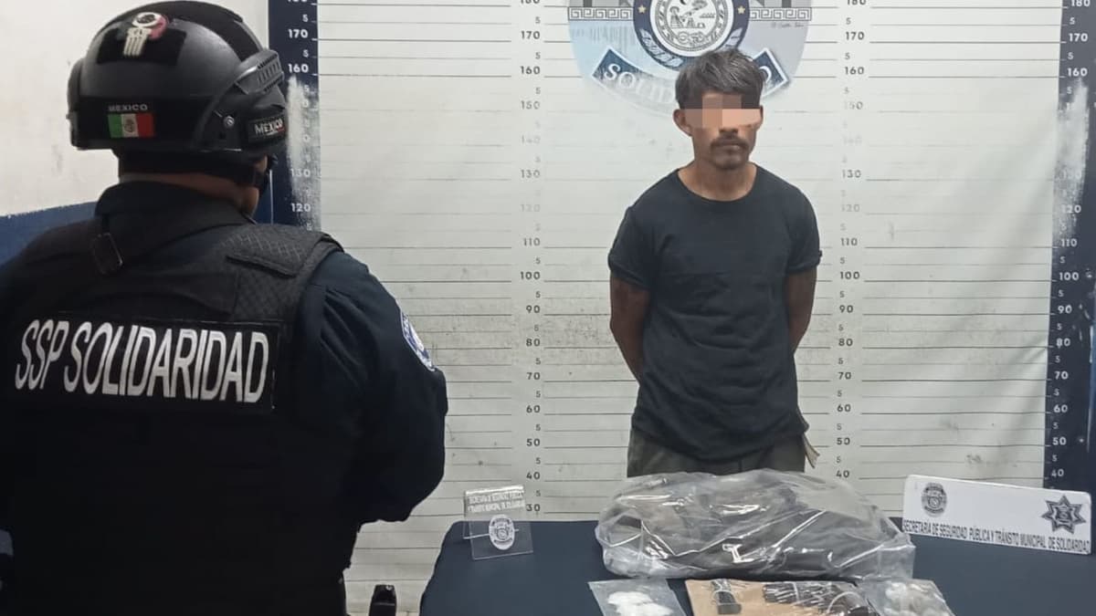 Playa del Carmen: Captan "con las manos en la masa" a sujeto con droga; también portaba un arma