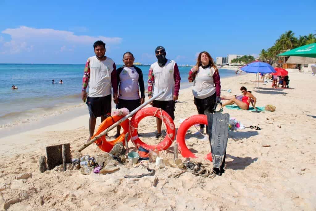 Recolectan más de 2.5 toneladas de residuos en playas y fondo marino de Playa del Carmen