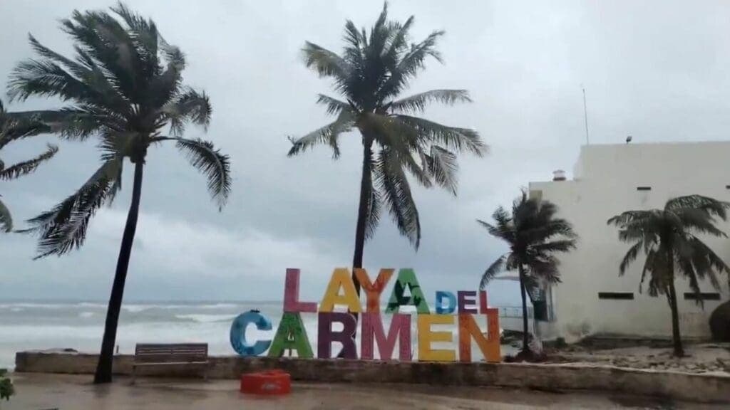 Se llevó Beryl la ‘P’ del parador fotográfico de Playa del Carmen