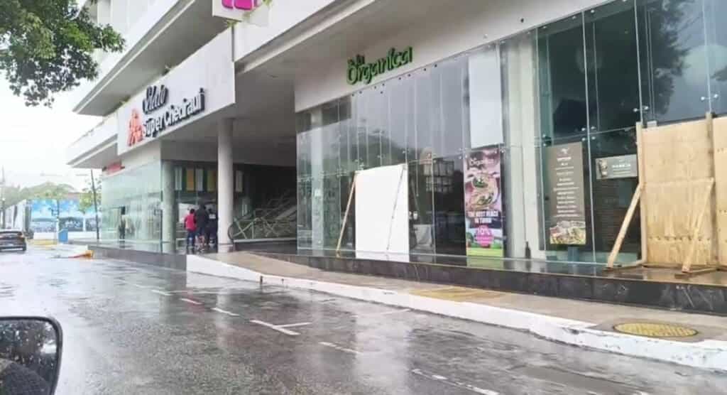 Seguridad de trabajadores fue prioridad para restauranteros de Playa del Carmen ante el paso de "Beryl"