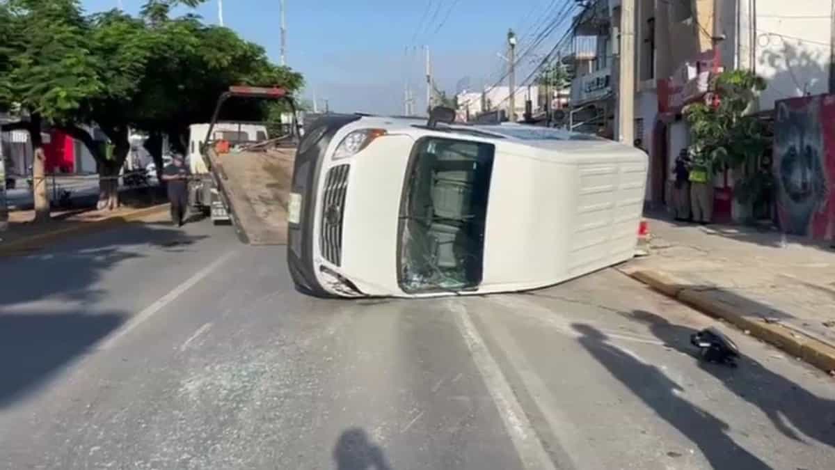 Vuelca van que trasladaba turistas extranjeros en Constituyentes con 40 en Playa del Carmen
